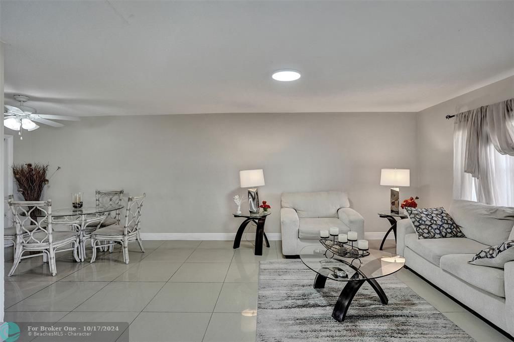 For Sale: $415,000 (2 beds, 2 baths, 1111 Square Feet)