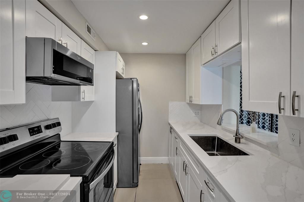 For Sale: $415,000 (2 beds, 2 baths, 1111 Square Feet)