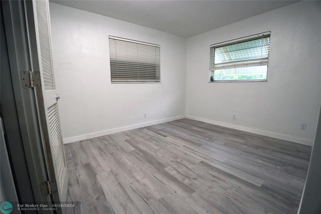 For Rent: $2,700 (2 beds, 1 baths, 864 Square Feet)