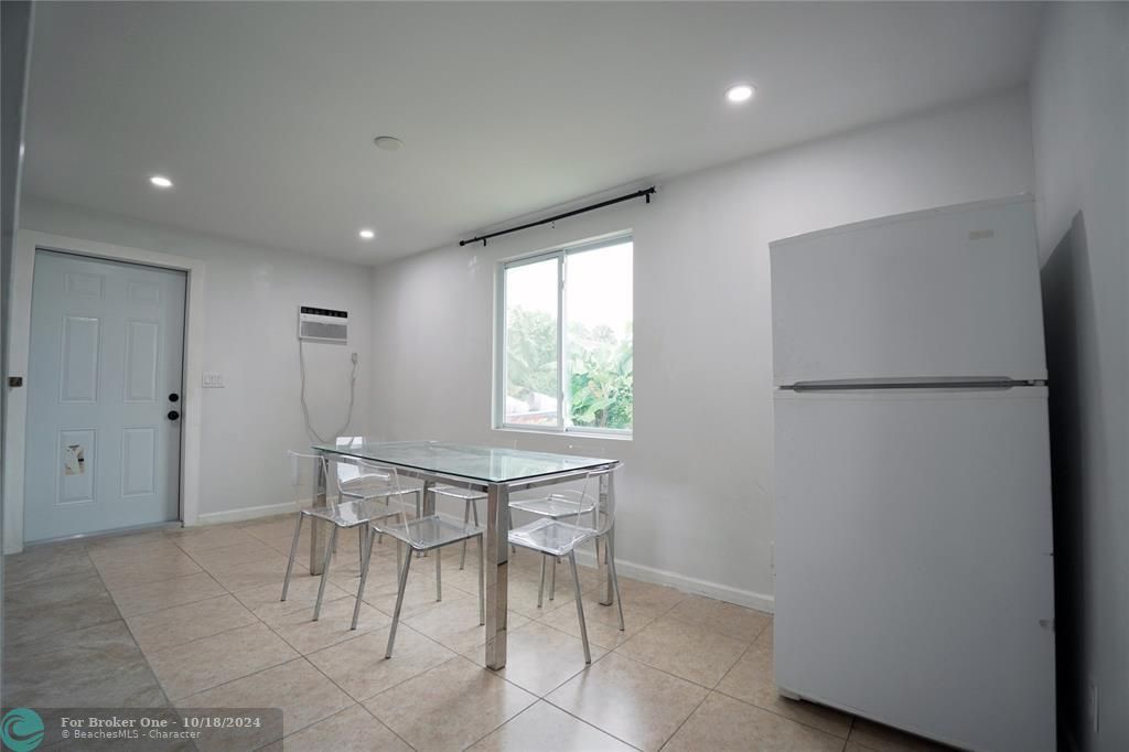 For Rent: $2,700 (2 beds, 1 baths, 864 Square Feet)