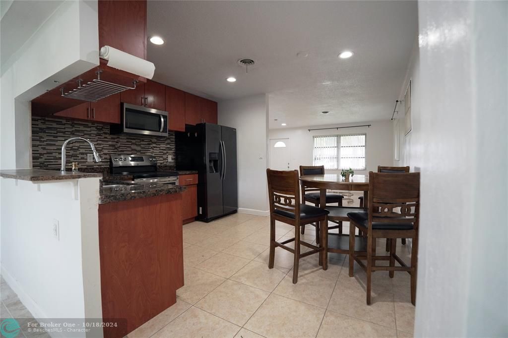 For Rent: $2,700 (2 beds, 1 baths, 864 Square Feet)