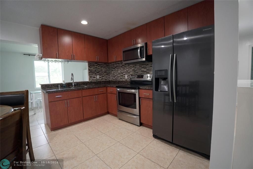 For Rent: $2,700 (2 beds, 1 baths, 864 Square Feet)