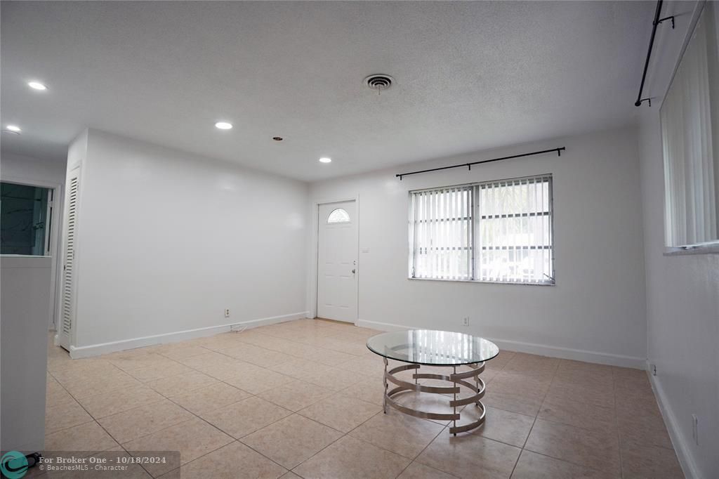 For Rent: $2,700 (2 beds, 1 baths, 864 Square Feet)