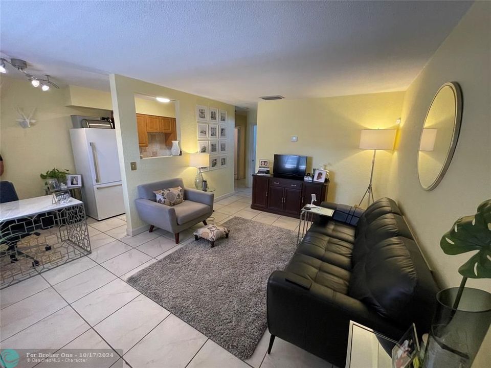 For Sale: $199,900 (1 beds, 1 baths, 597 Square Feet)