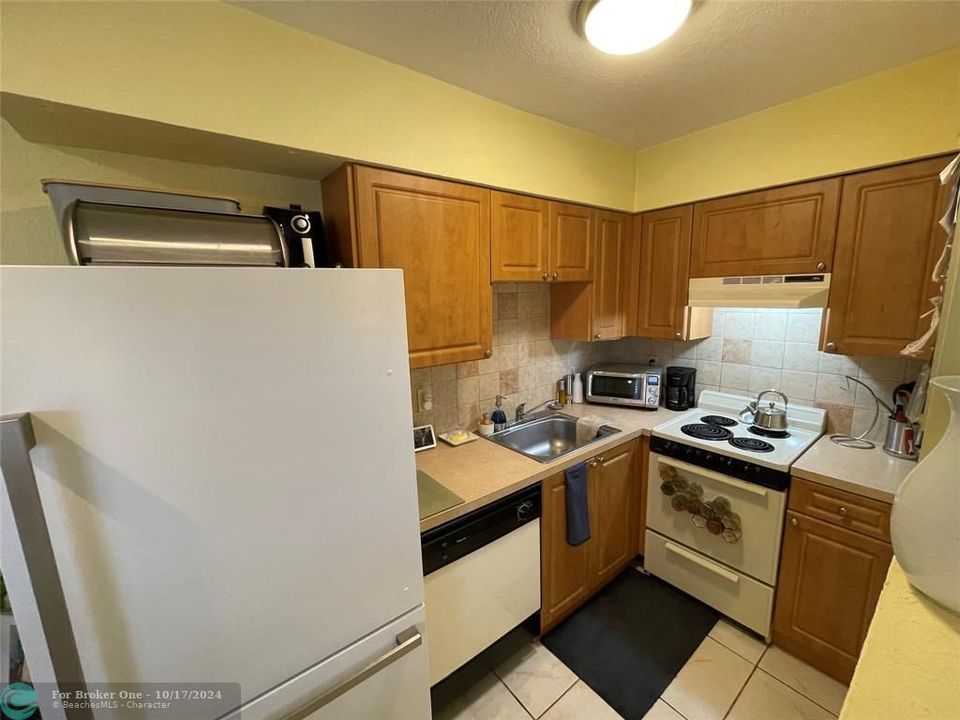 For Sale: $199,900 (1 beds, 1 baths, 597 Square Feet)