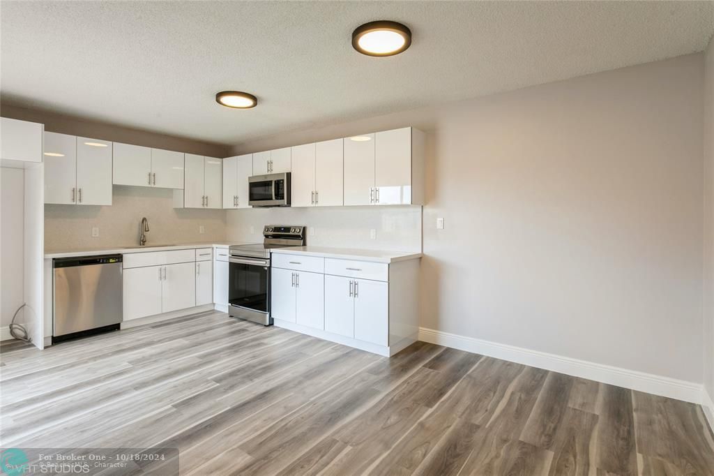 For Sale: $325,000 (2 beds, 2 baths, 1184 Square Feet)