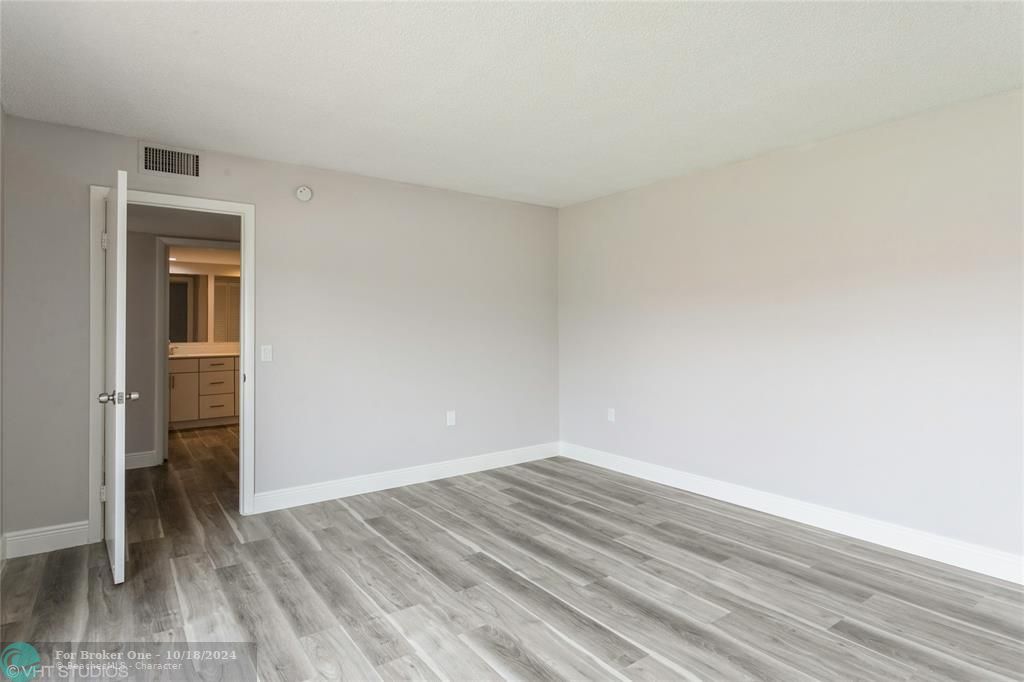 For Sale: $325,000 (2 beds, 2 baths, 1184 Square Feet)