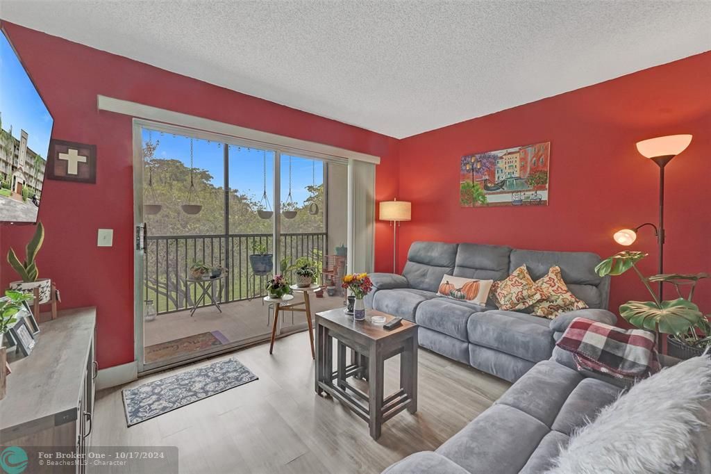 For Sale: $265,000 (2 beds, 2 baths, 1106 Square Feet)