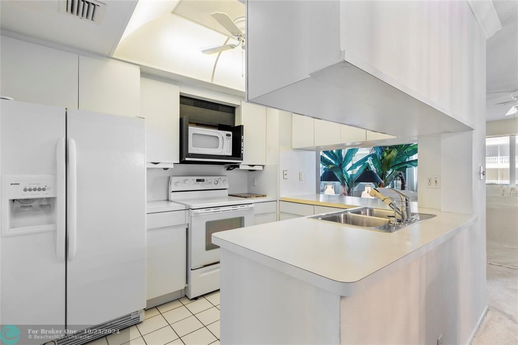 For Sale: $565,000 (2 beds, 2 baths, 1100 Square Feet)