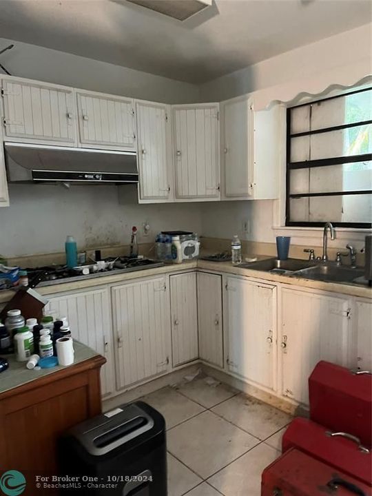 En Venta: $650,000 (4 camas, 2 baños, 2112 Pies cuadrados)