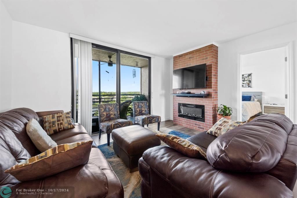 For Sale: $235,500 (2 beds, 2 baths, 1021 Square Feet)