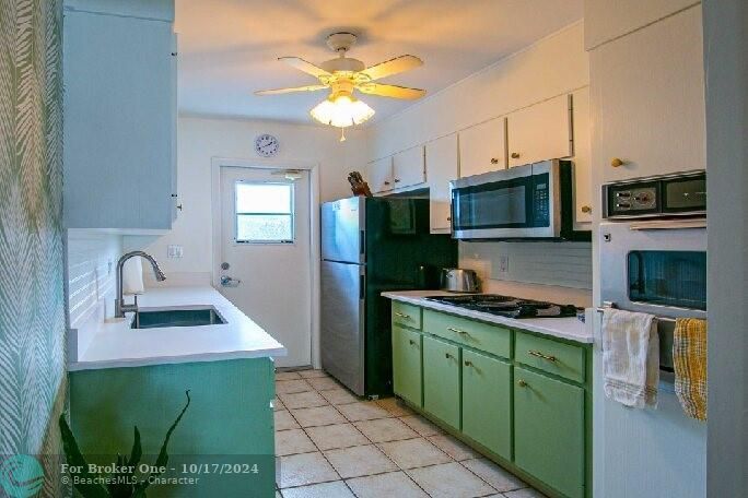 For Sale: $335,000 (1 beds, 1 baths, 700 Square Feet)