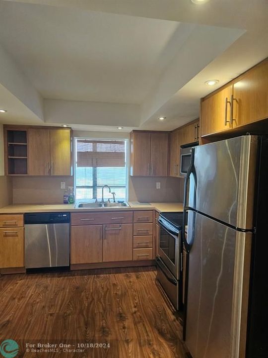 For Rent: $2,200 (1 beds, 1 baths, 1075 Square Feet)