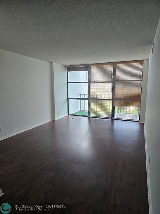 For Rent: $2,200 (1 beds, 1 baths, 1075 Square Feet)