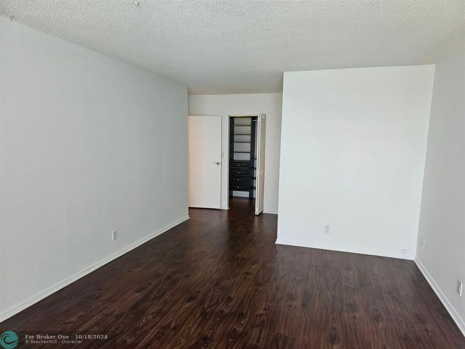 For Rent: $2,200 (1 beds, 1 baths, 1075 Square Feet)