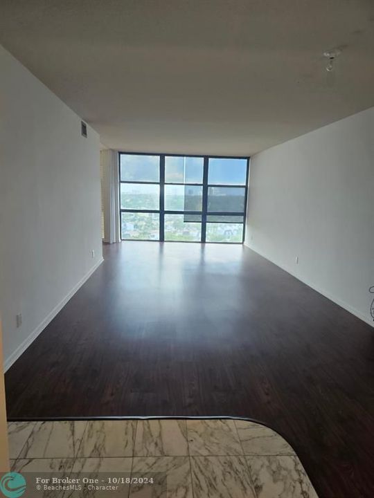 For Rent: $2,200 (1 beds, 1 baths, 1075 Square Feet)