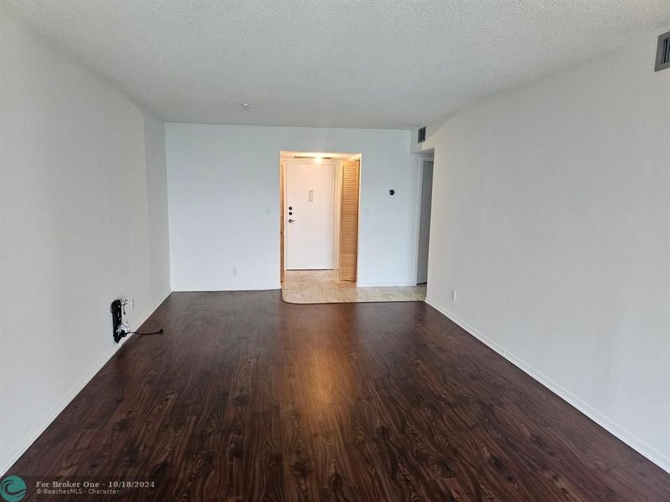 For Rent: $2,200 (1 beds, 1 baths, 1075 Square Feet)