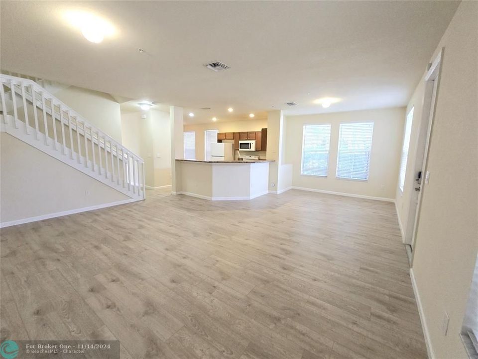 Active With Contract: $3,100 (3 beds, 3 baths, 2132 Square Feet)