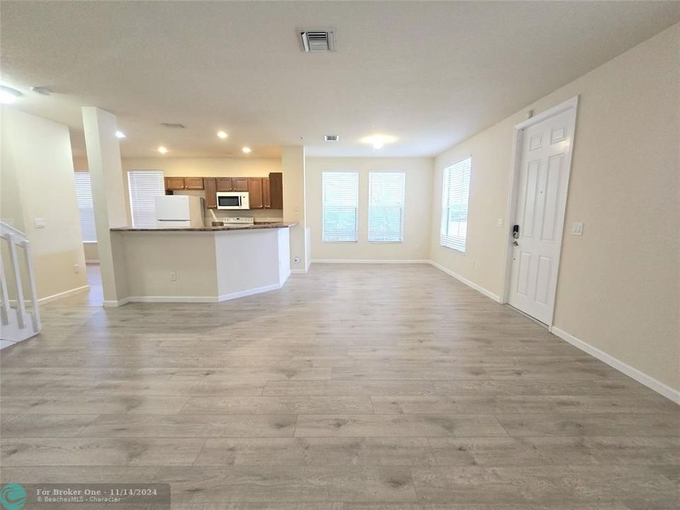 Active With Contract: $3,100 (3 beds, 3 baths, 2132 Square Feet)