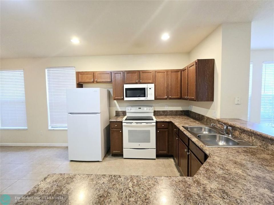 Active With Contract: $3,100 (3 beds, 3 baths, 2132 Square Feet)