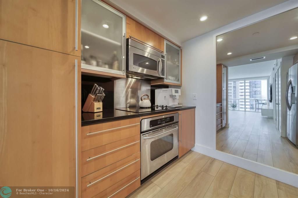 For Sale: $998,900 (1 beds, 1 baths, 808 Square Feet)