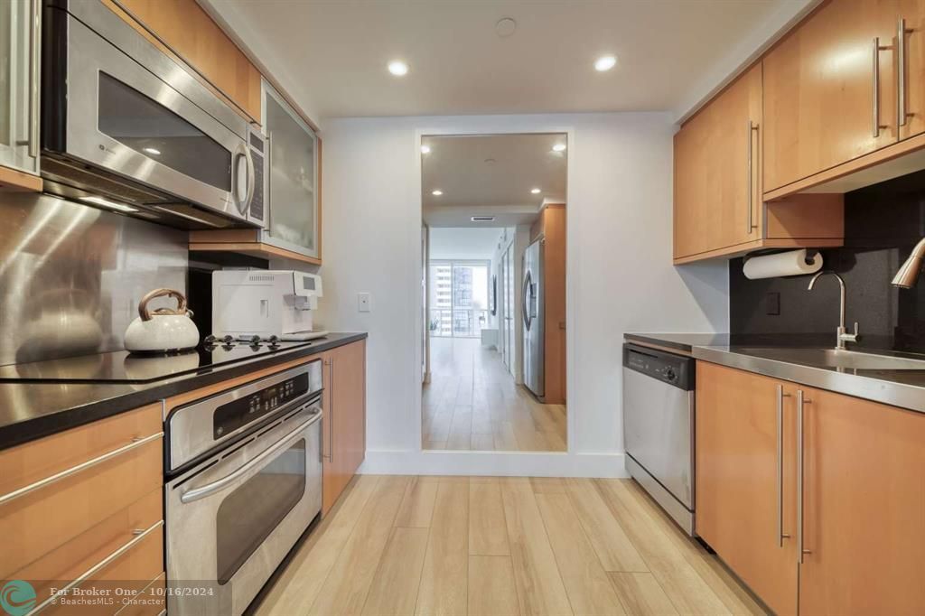 For Sale: $998,900 (1 beds, 1 baths, 808 Square Feet)