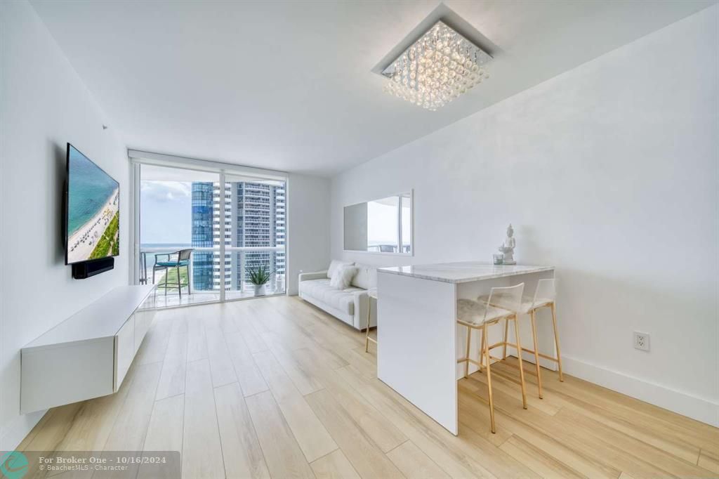 For Sale: $998,900 (1 beds, 1 baths, 808 Square Feet)