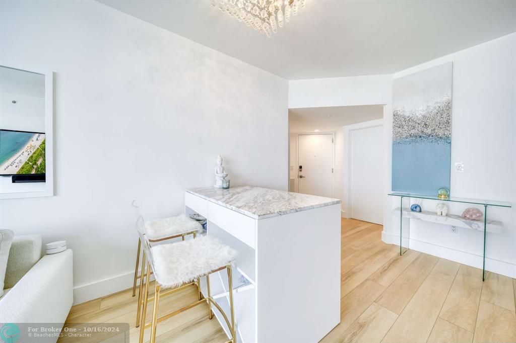 For Sale: $998,900 (1 beds, 1 baths, 808 Square Feet)