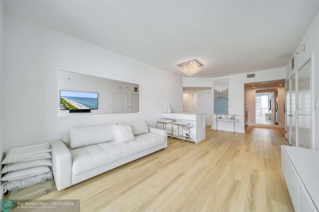 For Sale: $998,900 (1 beds, 1 baths, 808 Square Feet)