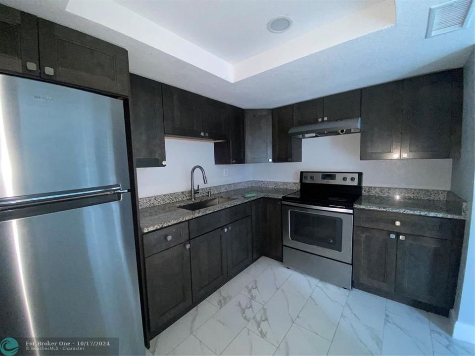 For Sale: $179,000 (2 beds, 2 baths, 894 Square Feet)