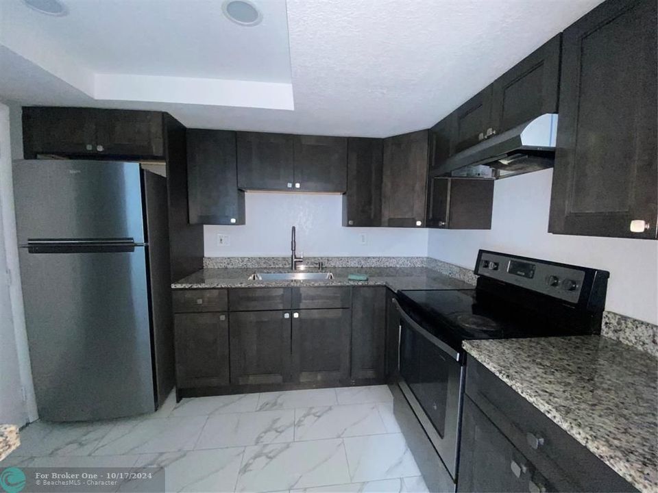 For Sale: $179,000 (2 beds, 2 baths, 894 Square Feet)