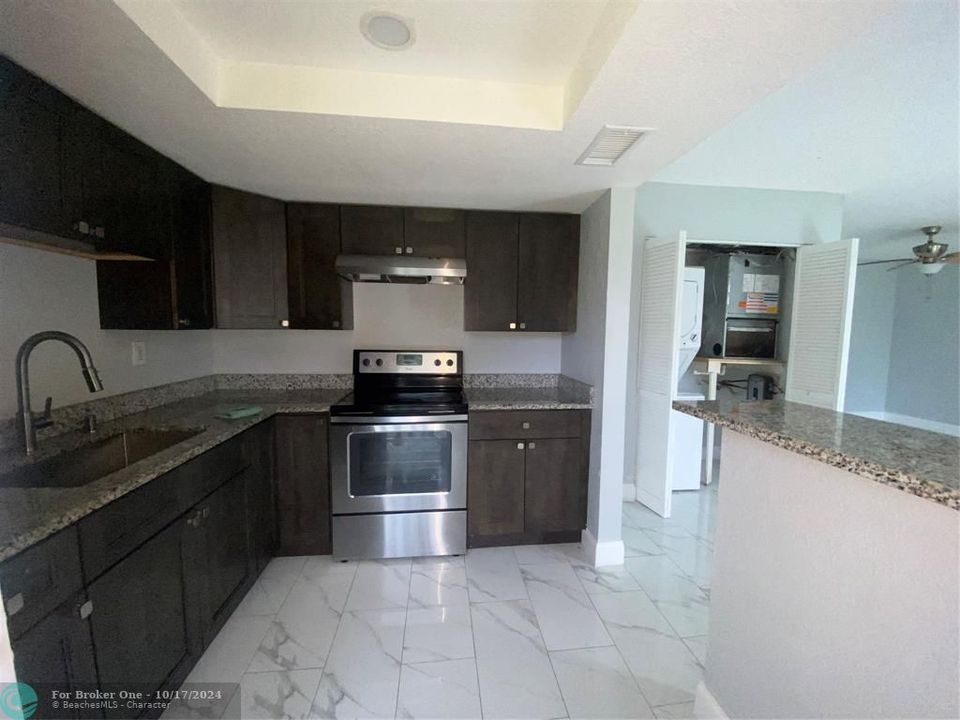 For Sale: $179,000 (2 beds, 2 baths, 894 Square Feet)