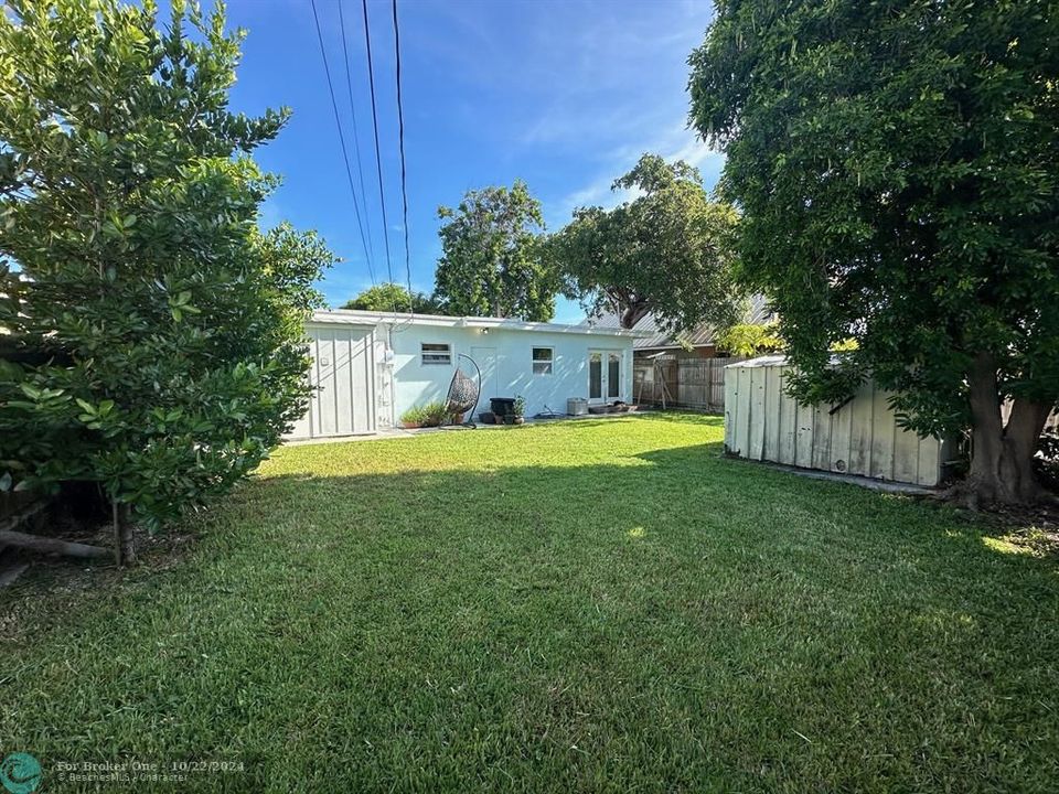 For Sale: $969,000 (2 beds, 1 baths, 1030 Square Feet)