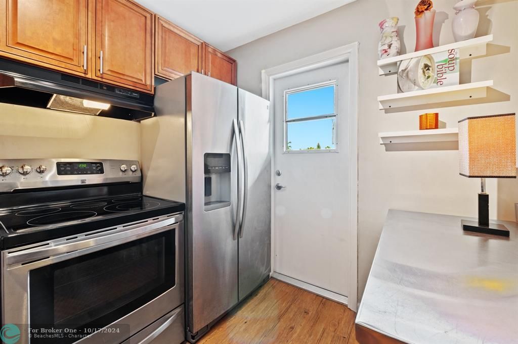 For Sale: $225,000 (1 beds, 1 baths, 775 Square Feet)