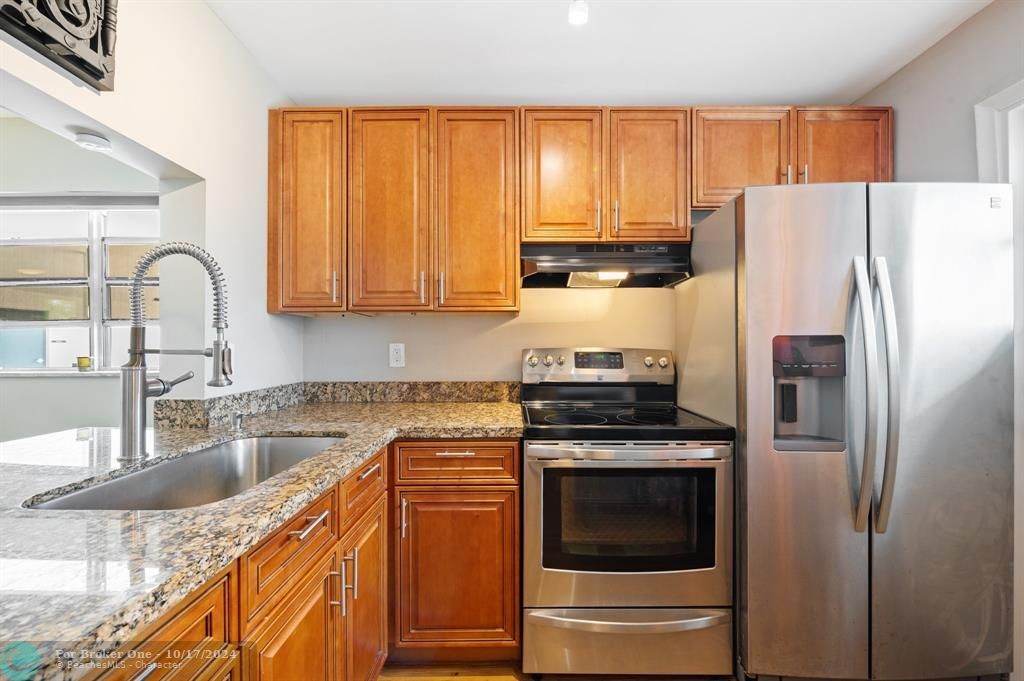 For Sale: $225,000 (1 beds, 1 baths, 775 Square Feet)