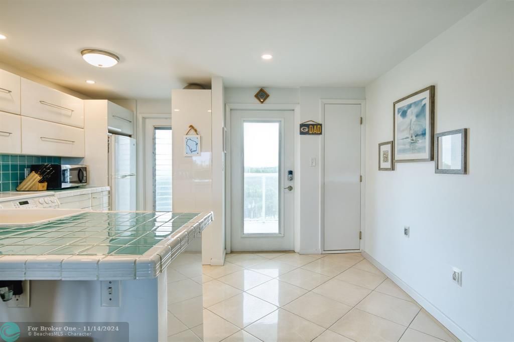 Active With Contract: $320,000 (2 beds, 2 baths, 980 Square Feet)