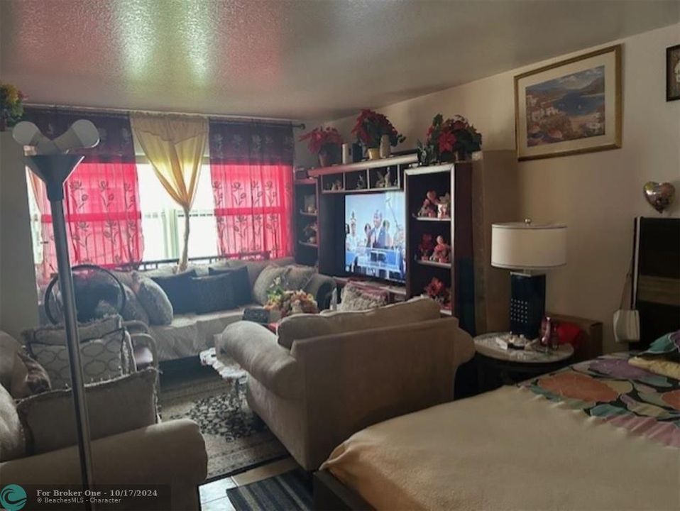 For Sale: $100,000 (1 beds, 1 baths, 730 Square Feet)