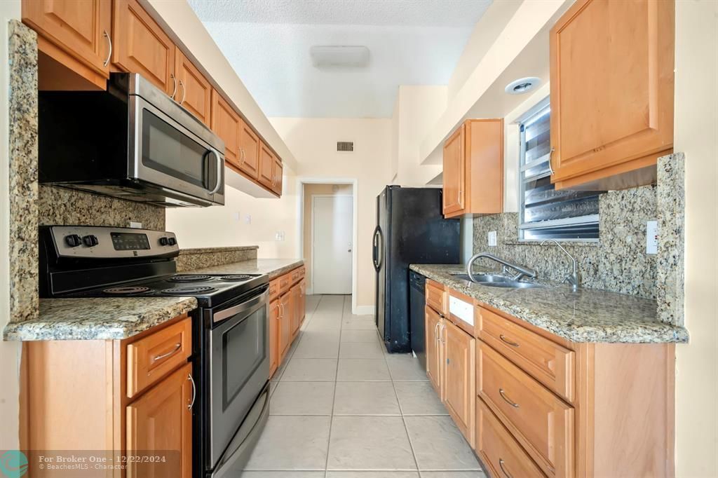 For Sale: $450,000 (3 beds, 2 baths, 1221 Square Feet)