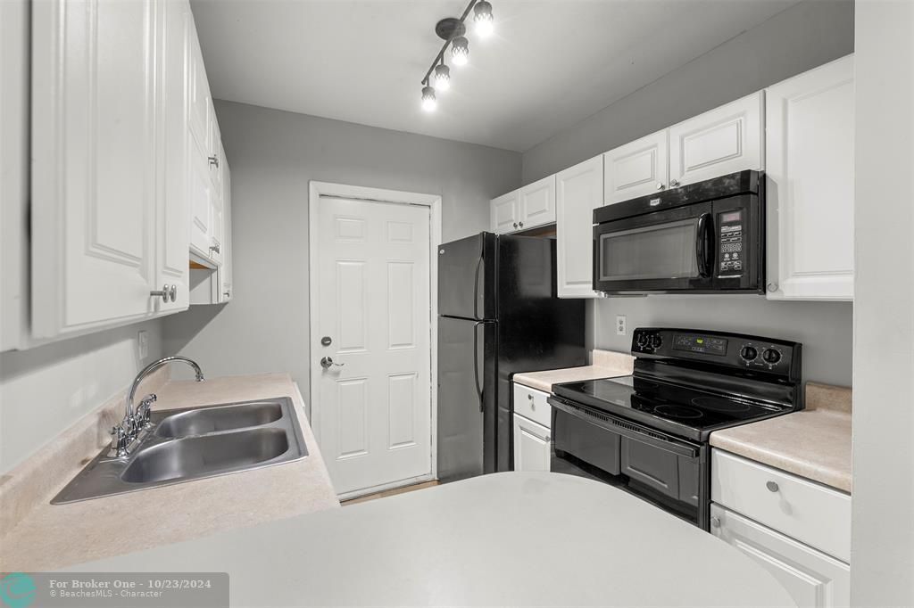 For Sale: $1,500 (1 beds, 1 baths, 675 Square Feet)