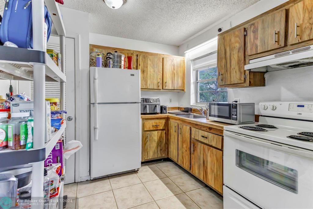 For Sale: $180,000 (2 beds, 1 baths, 609 Square Feet)