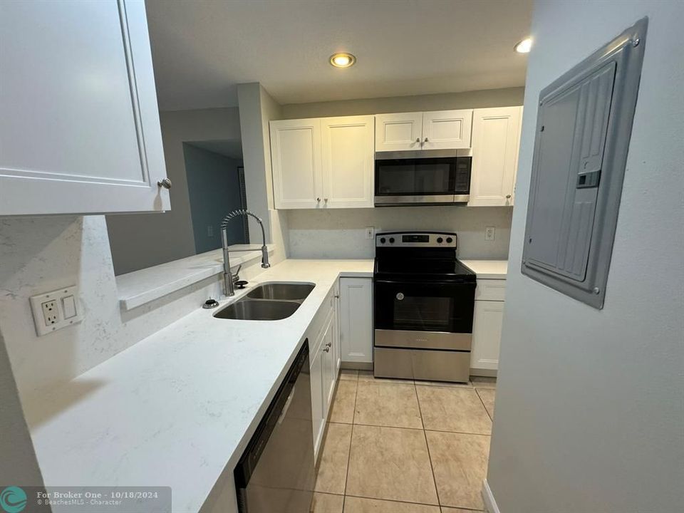 For Rent: $2,200 (2 beds, 2 baths, 1113 Square Feet)