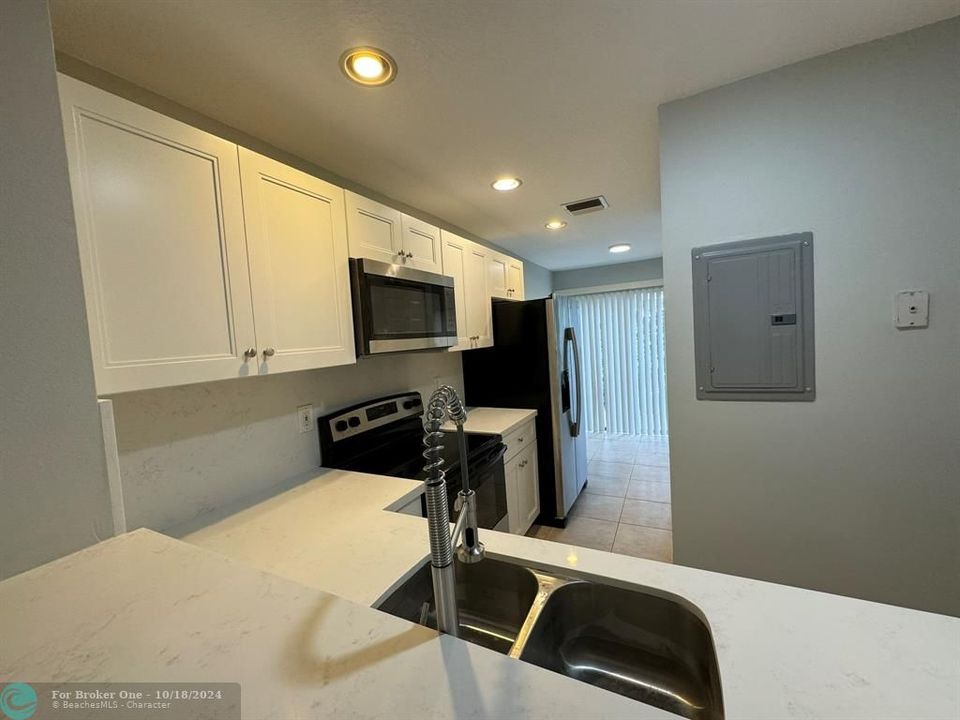 For Rent: $2,200 (2 beds, 2 baths, 1113 Square Feet)