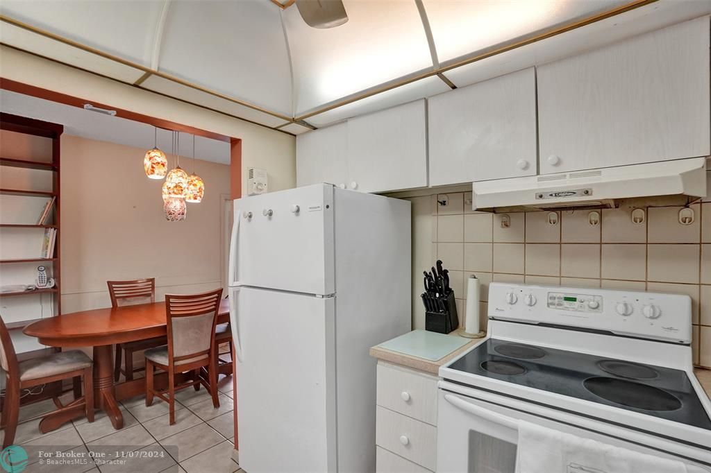 For Rent: $1,800 (2 beds, 1 baths, 828 Square Feet)