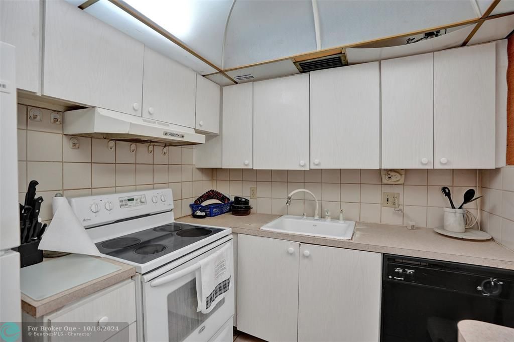 For Rent: $1,800 (2 beds, 1 baths, 828 Square Feet)