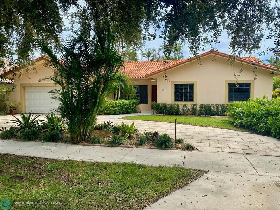 For Sale: $830,000 (3 beds, 2 baths, 2011 Square Feet)