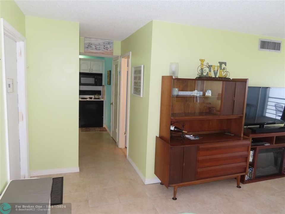 For Sale: $130,000 (1 beds, 1 baths, 900 Square Feet)