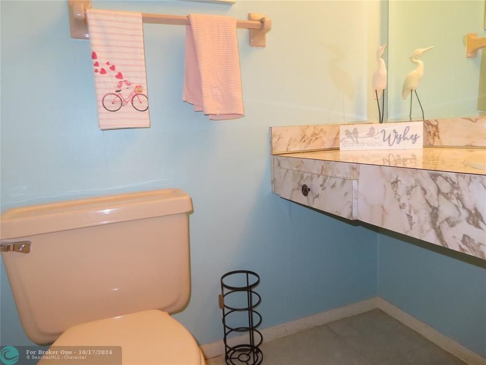 For Sale: $130,000 (1 beds, 1 baths, 900 Square Feet)