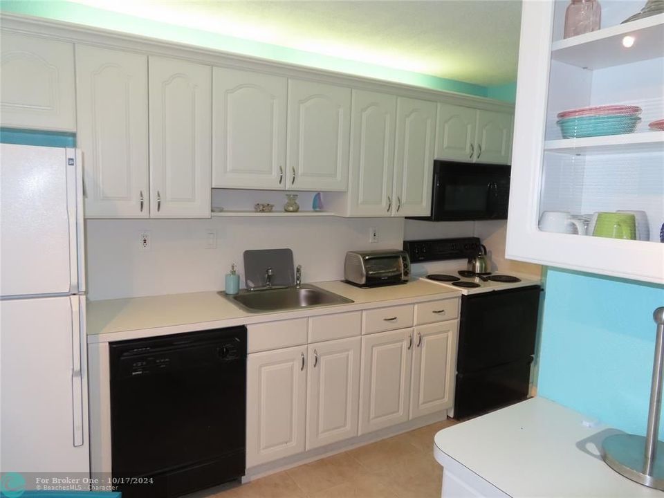 For Sale: $130,000 (1 beds, 1 baths, 900 Square Feet)