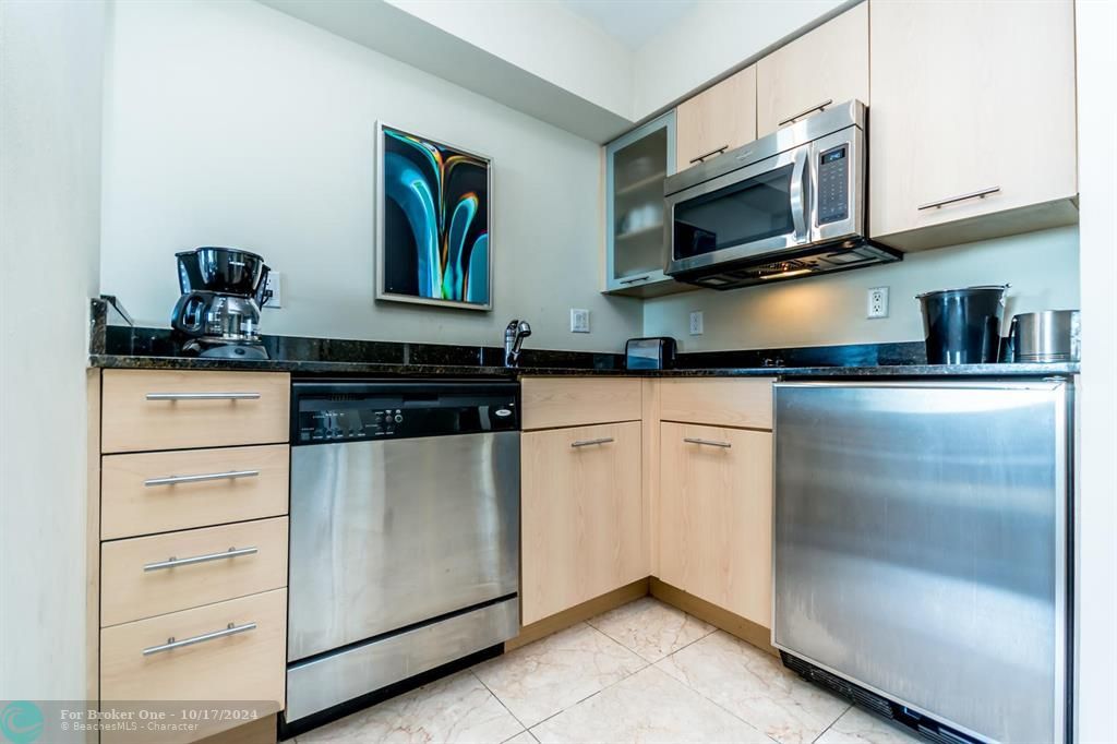 For Sale: $299,000 (2 beds, 2 baths, 836 Square Feet)