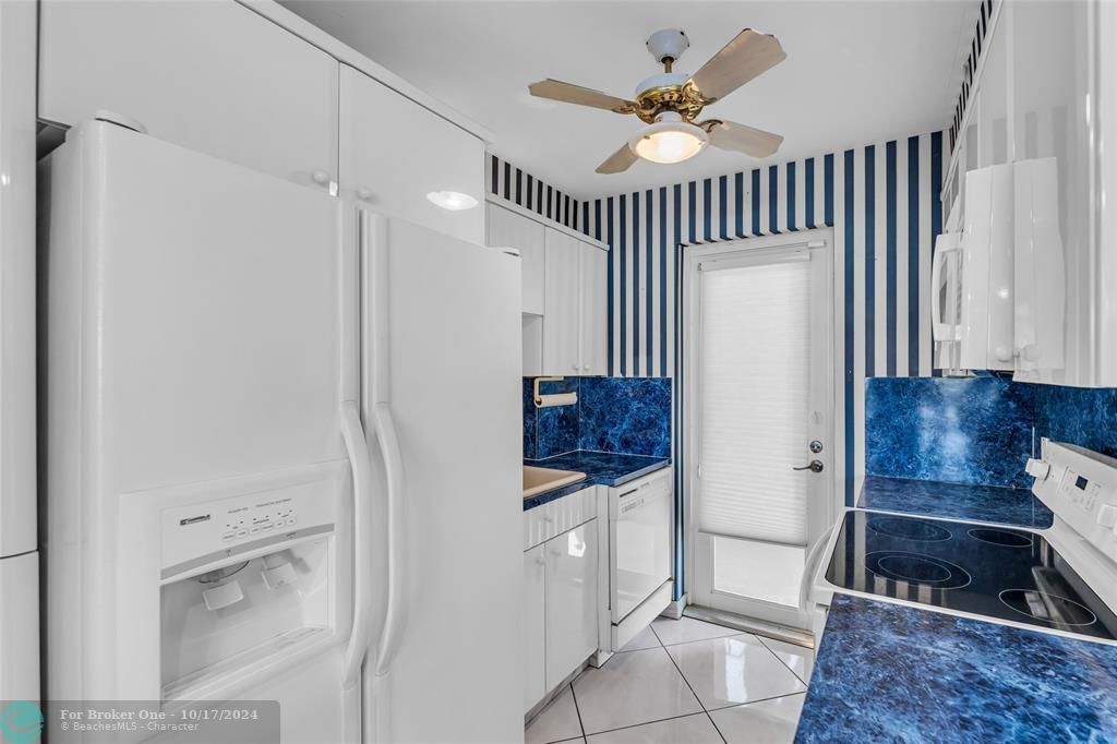 For Sale: $468,000 (1 beds, 2 baths, 1026 Square Feet)